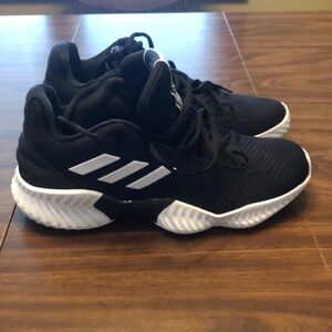 ADIDAS PRO BOUNCE 2018 LOW SIZE 9 COLOR BLACK/WHITE
